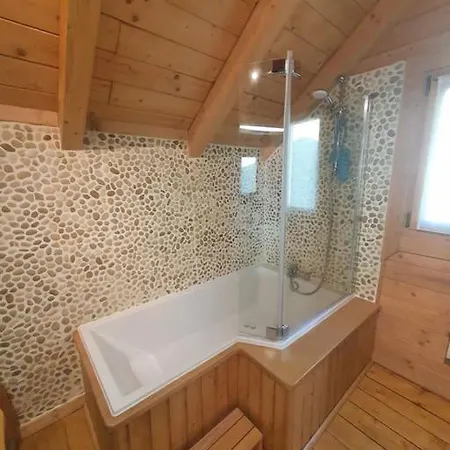 La Mazzonette - 4* In De Met Hottub شاليه
